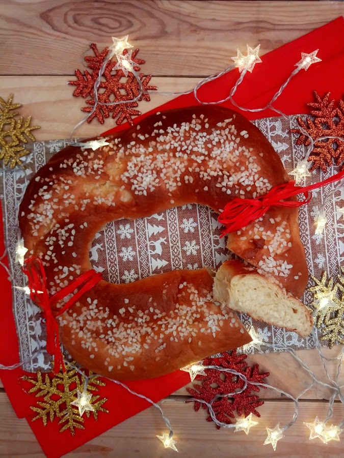 Roscón de Reyes con aceite de oliva virgen extra. Receta tradicional navideña. Masas, levados, agua de azahar, AOVE, hecho en casa, reyes magos, ilusión, receta sencilla. Desayuno, merienda, postre.