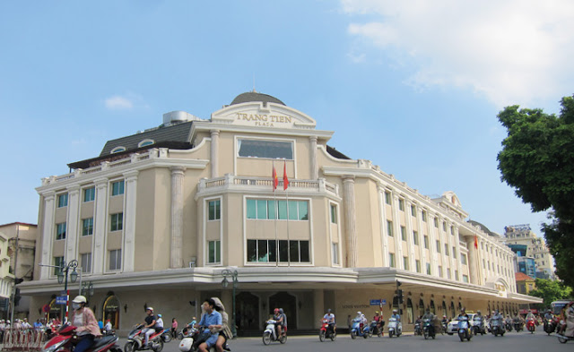 Trang Tien street plaza
