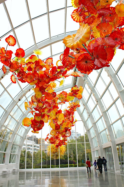 Flower glass by Dale Chihuly