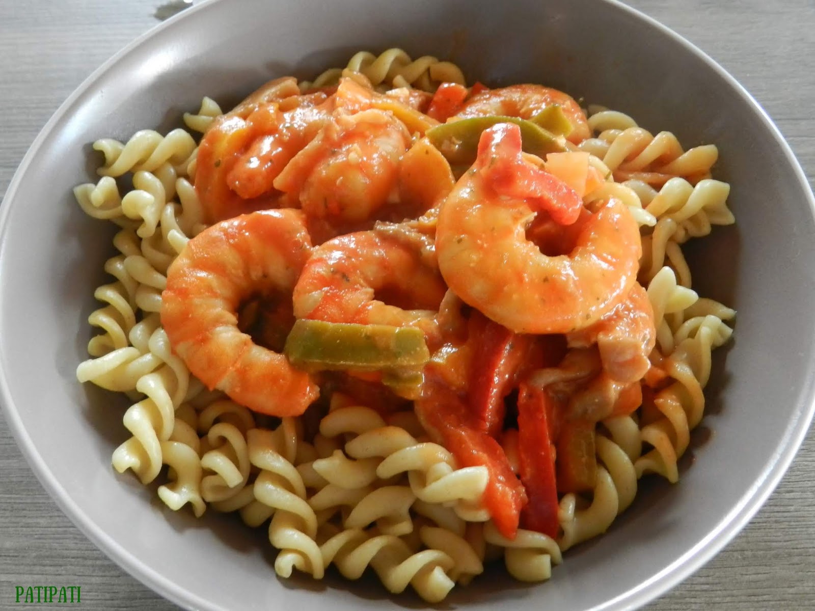 Pâtes aux scampis sauce tomatespoivrons crème