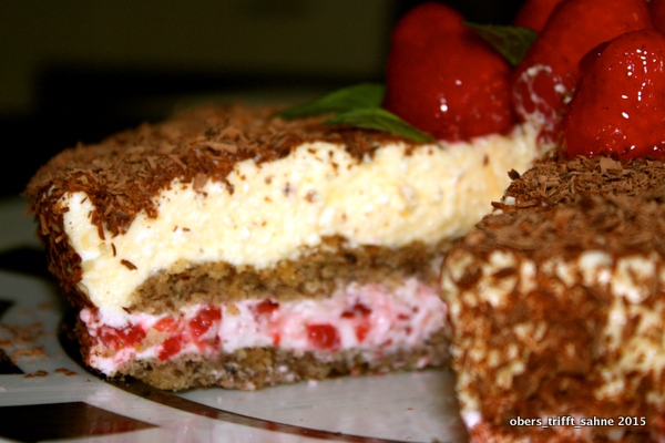 Torte mit Eierlikör und mit Erdbeeren