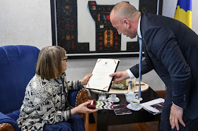 ВЕЛЕИЗДАЈНИК у вучјој замци: договорио би се са ратним злочинцима, али му не дају њихови ''моћни заштитници'' ВЕЛЕИЗДАЈНИК у вучјој замци: договорио би се са ратним злочинцима, али му не дају њихови ''моћни заштитници''