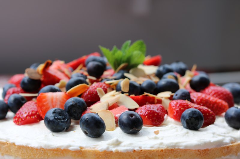 Steph&amp;#39;s Küchenallerlei: Erdbeer-Heidelbeer-Torte