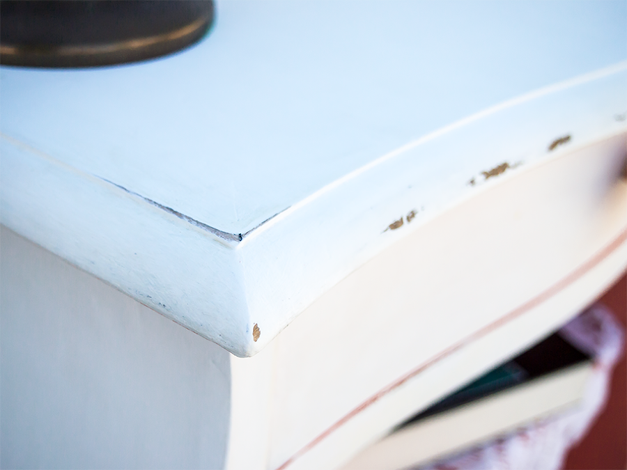 Mesita recuperada Flo