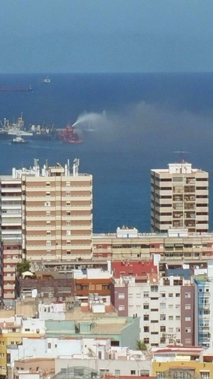 fotos incendio barco muelle Reina Sofía