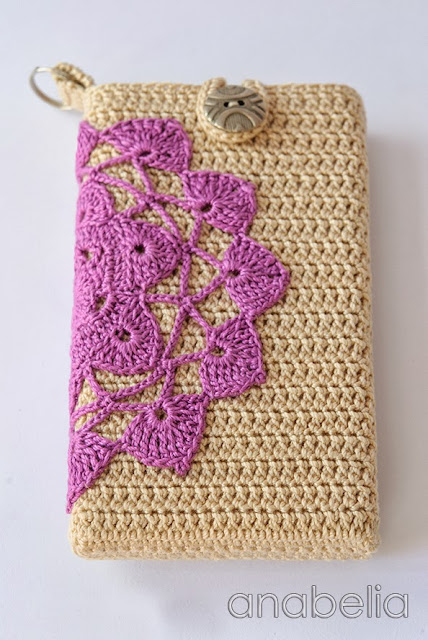 Crochet vintage smartphone cover by Anabelia