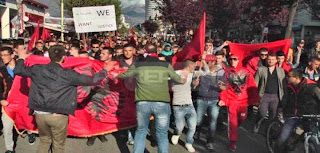 Αλβανία: Έκαψαν την ελληνική σημαία υμνώντας τον δολοφόνο
