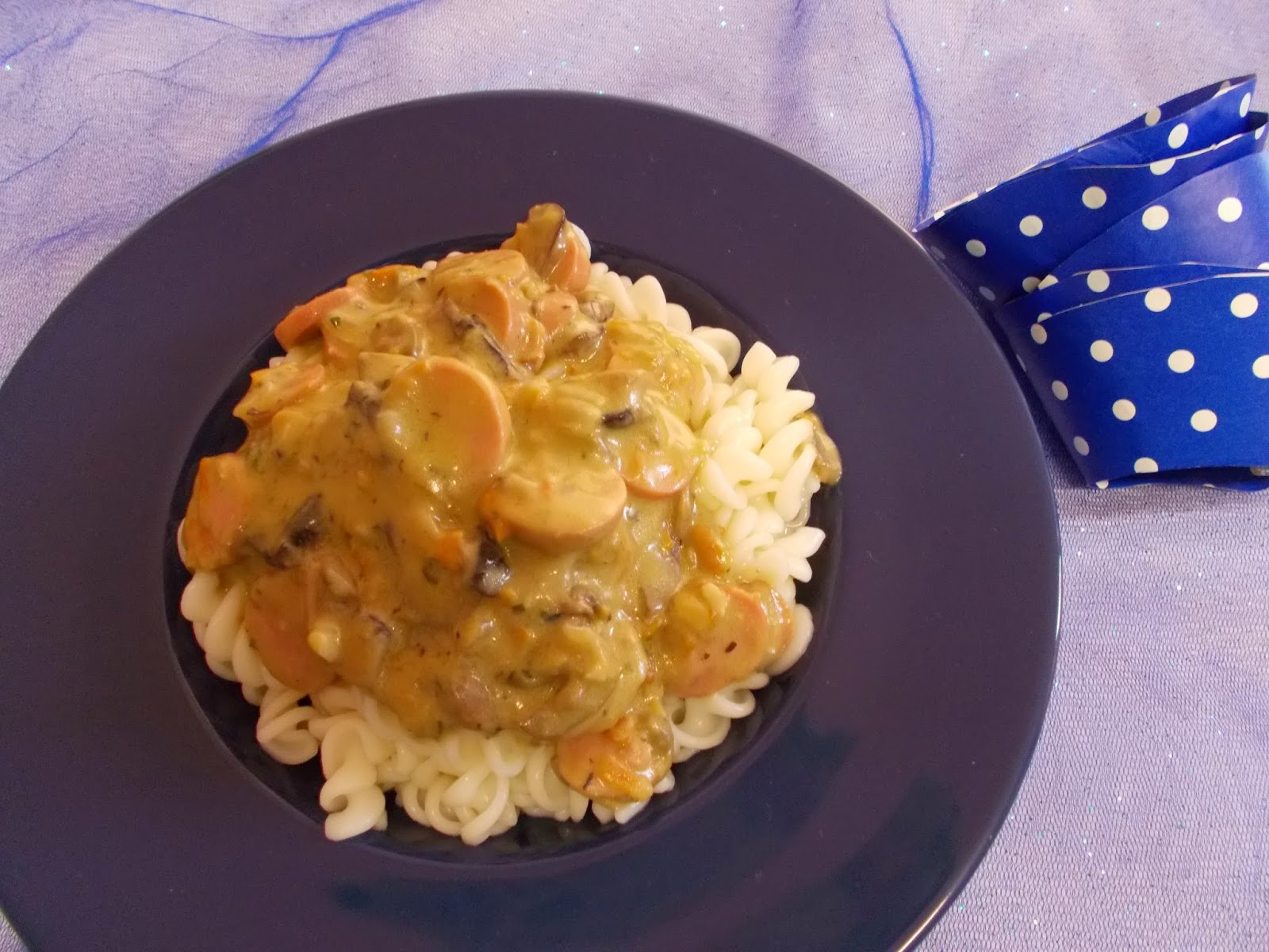 Fusilli cu sos carbonara si crenvursti de porc