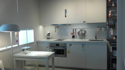 Sala IKEA muito pequena com cozinha integrada Sala com Kitchenet