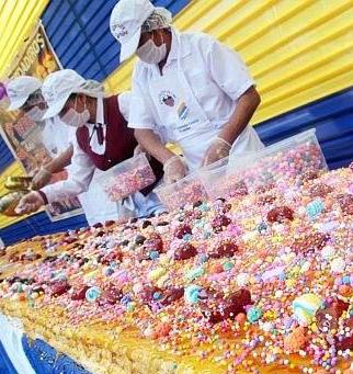 Turrón Foto de personas cortando turrón gigante