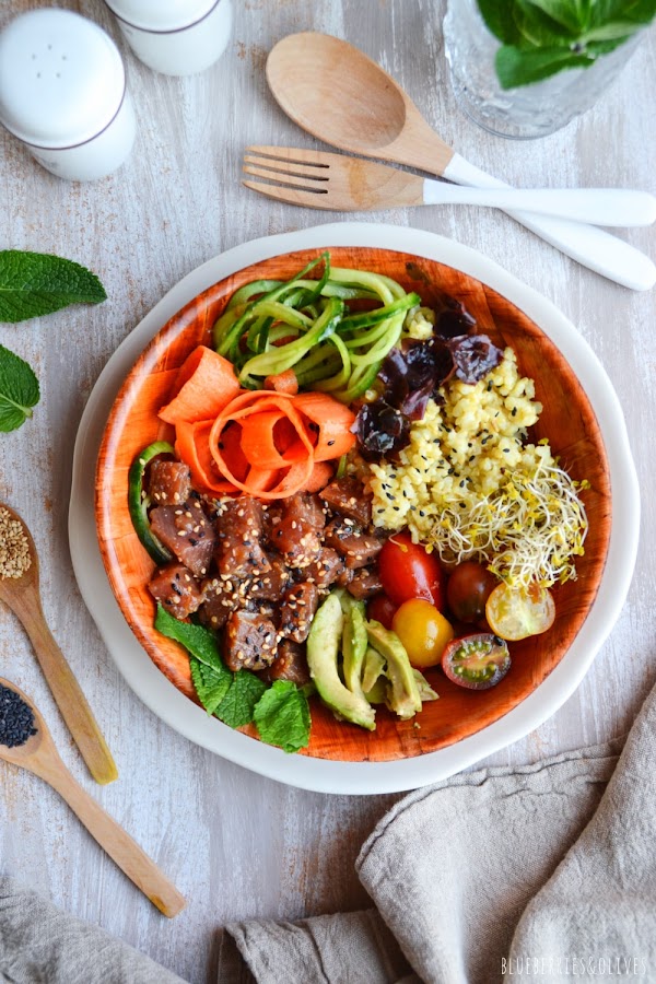 VISTA CENITAL PLATO ENSALADA POKE BOWL CON FONDO MADERA DESGASTADA, HOJAS MENTA, CUBIERTOS DE MADERA