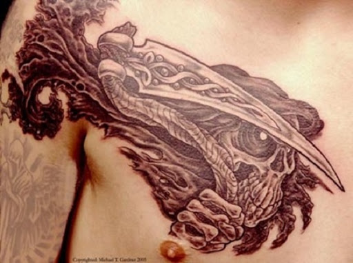 Apaixonante Grim Reaper tatuagem. Desenho apenas a cabeça, o reaper é visto segurando a foice, como ele olha em frente para sua próxima colheita de almas.