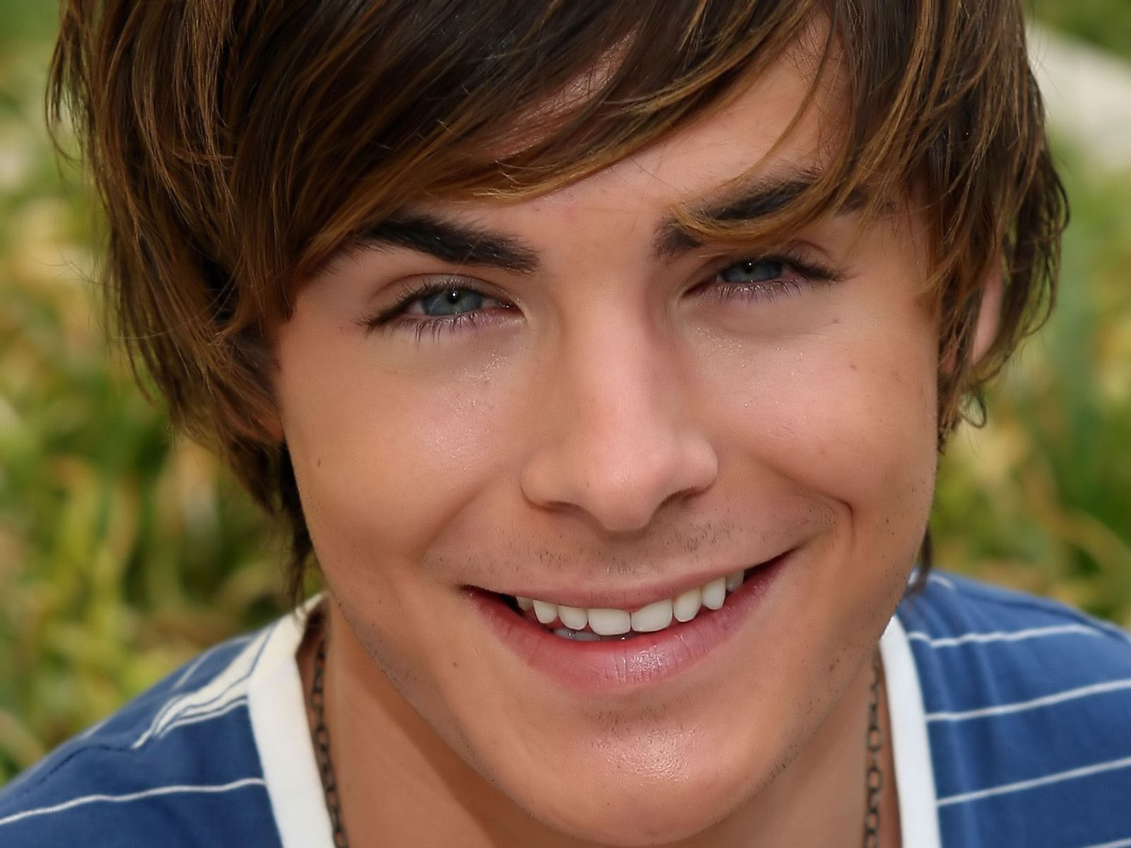 http://2.bp.blogspot.com/-rtyuWCdihew/URFlseYzK1I/AAAAAAAAJ90/GKtNnf99jMo/s1600/Zac_Efron.jpg