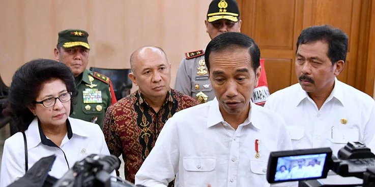 Presiden Jokowi memberikan pernyataan terkait aksi teror di London, saat singgah di Bandara Hang Nadim, Batam, Kamis (23/3) pagi.