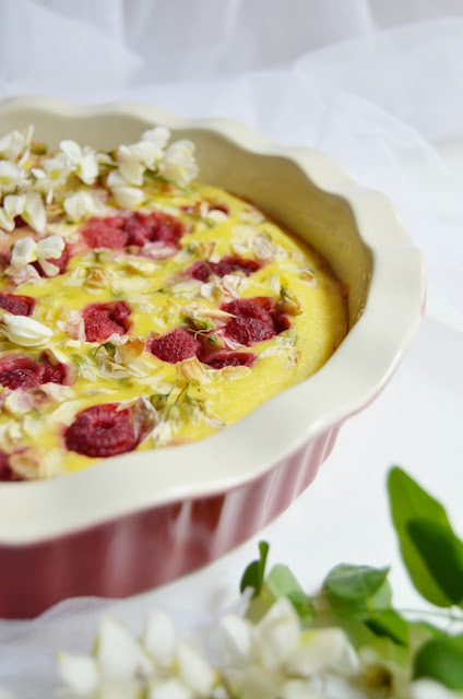 Clafoutis cu zmeura si folori de salcam (fara gluten)