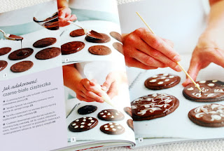 Wnętrze książki, ciasteczka dekorowane czekoladą