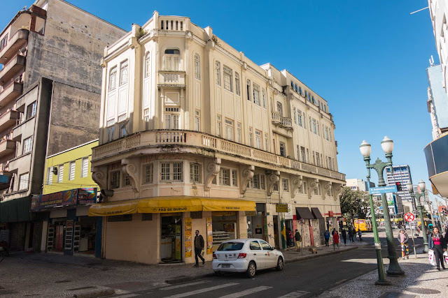 Um prédio no início da Rua do Rosário