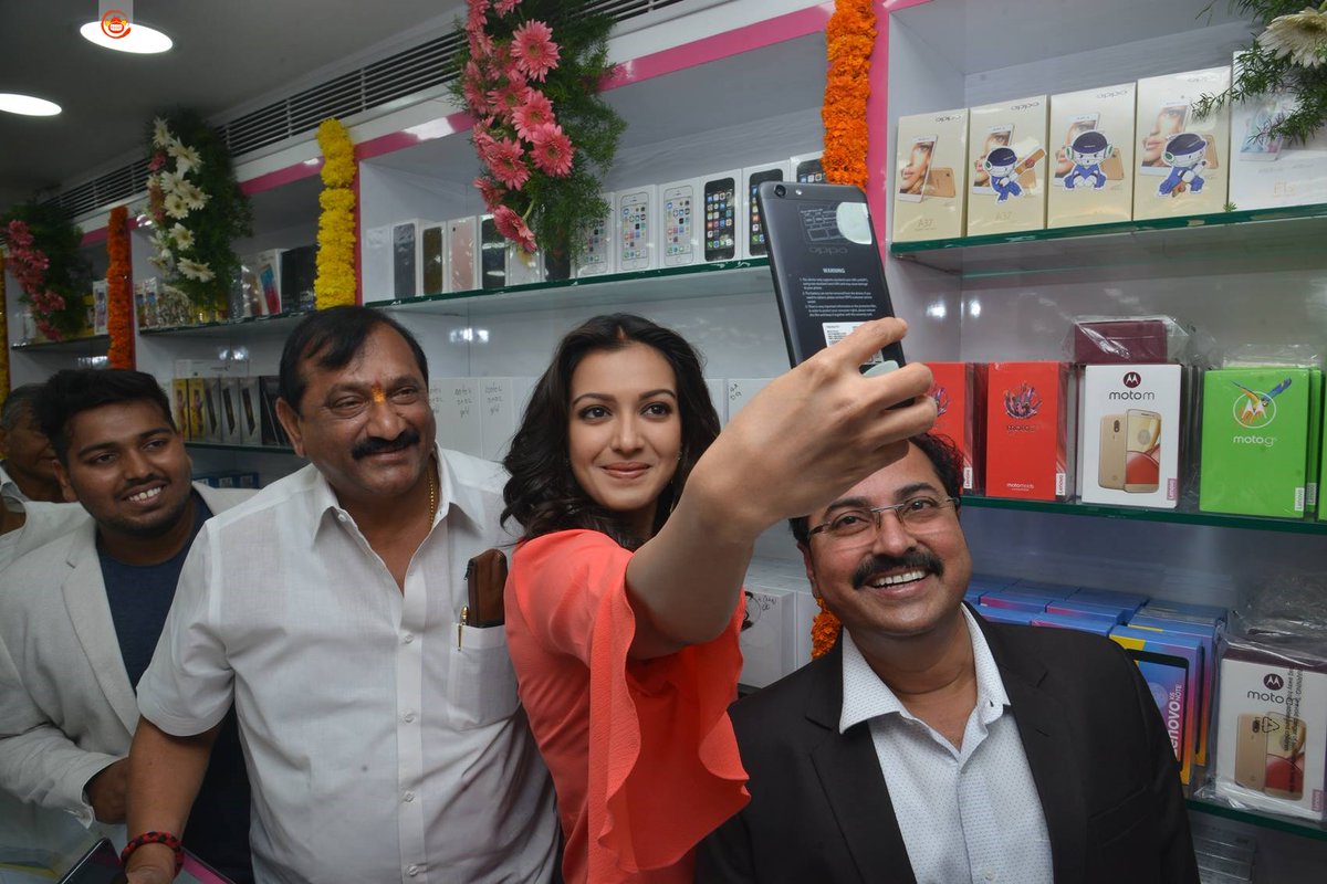 Catherine Launches B New Mobile Store At Kurnool