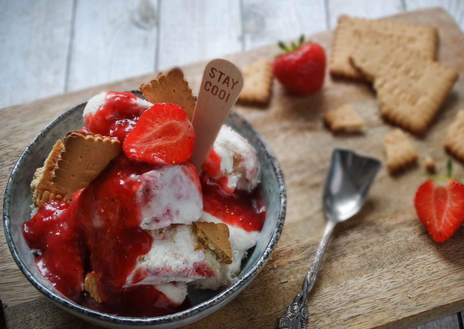 Erdbeer-Cheesecake Eis • Cookie und Co