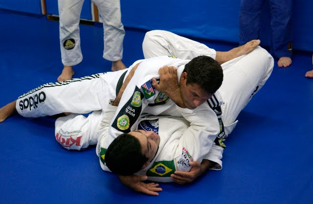 Bjj noob here keeps getting neck cranked from bottom : r/bjj