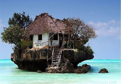 Casa en medio de una roca en el mar