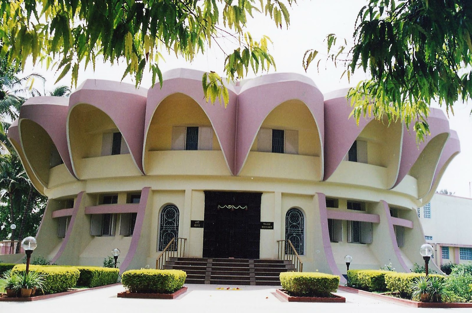 Sathya Sai With Students When Sri Sathya Sai Inaugurated