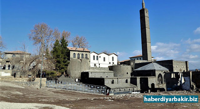 Diyarbakır Sur’da restorasyon çalışmaları devam ediyor DİYARBAKIR-Sur ilçesinde PKK’lilerin barikat kurup, çukur kazmasının ardından meydana gelen çatışmalarda hedef alınan tarihi eserin restorasyon çalışmaları devam ediyor.