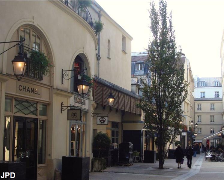 Parisbiseart Cité Berryer (Village royal)