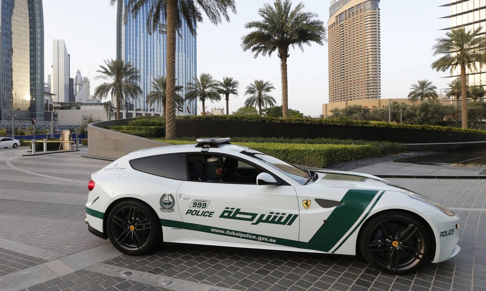Uae cars. Ламборгини авентадор полиция Дубая. Полиция Дубая Бентли. Макларен полиция Дубай. Феррари полиция Дубай.
