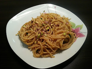 Pełnoziarniste spaghetti z sosem cukiniowo - pomidorowym z pistacjami