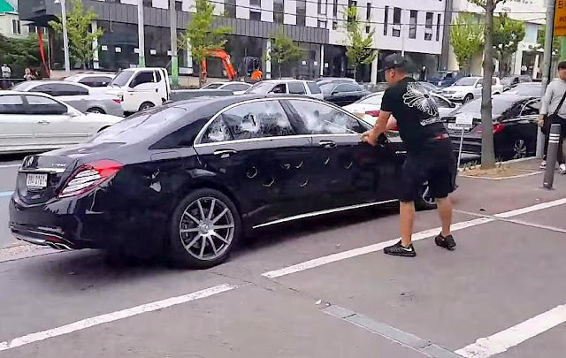 Coreano enfurecido destroza un Mercedes S63 con un palo de golf