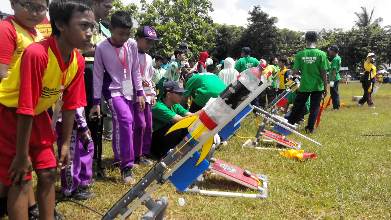 CARA MEMBUAT PELUNCUR ROKET AIR PORTABLE DAN ROKET AIR | MI WAJIB