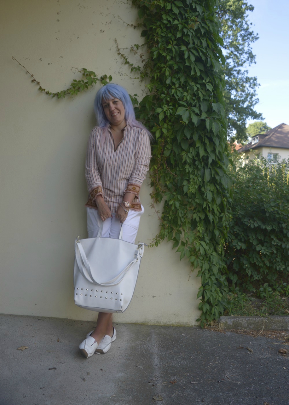 Coloured Striped Shirt and white summer shorts - Sumer Outfit with striped tunica and white shorts, combined with white leather loafers and a big white shopper -  posted by Annie K, Fashion and Lifestyle Blogger, Founder, CEO and writer of ANNIES BEAUTY HOUSE - a german fashion and beauty blog
