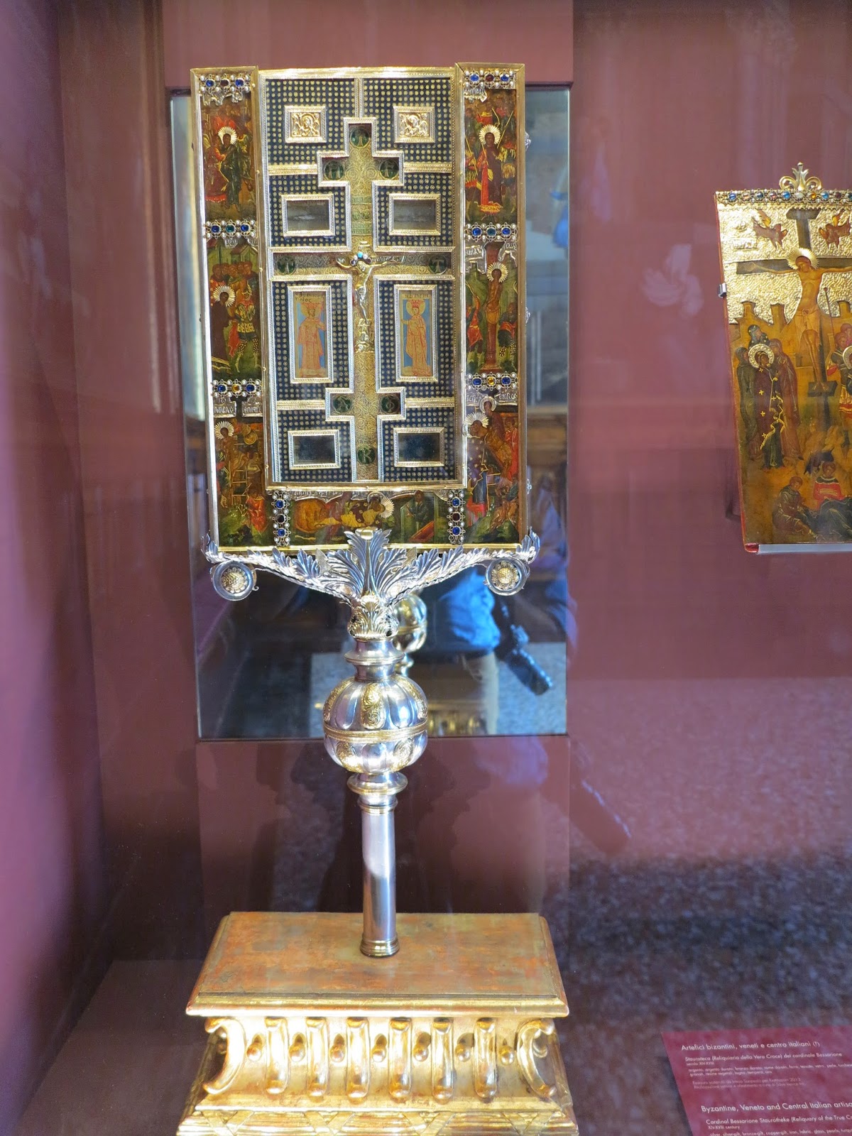  Η βυζαντινή σταυροθήκη Τιμίου Ξύλου του Βησσαρίωνα http://leipsanothiki.blogspot.be/