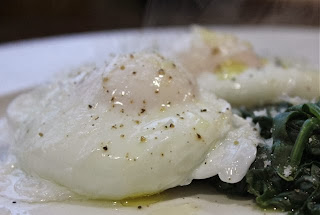 SPINACH AND POACHED EGGS