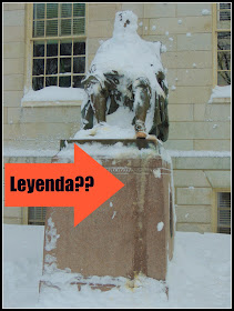 Estatua de Harvard Marcada con Orina