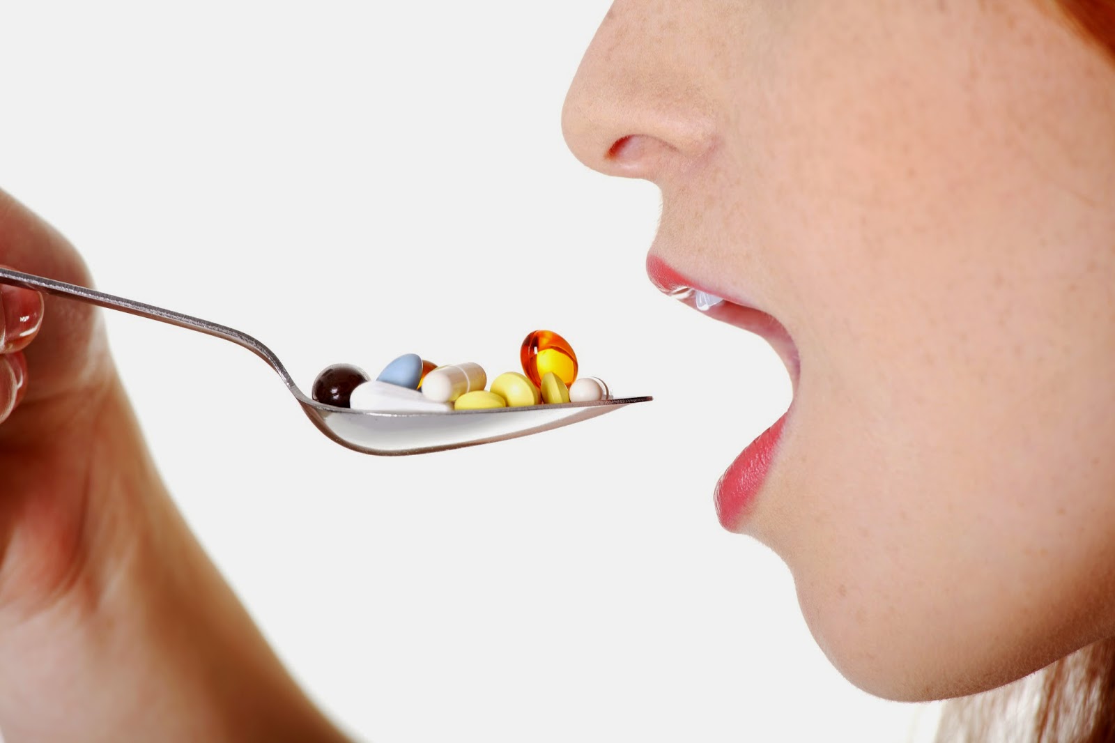 таблетки и фрукты.