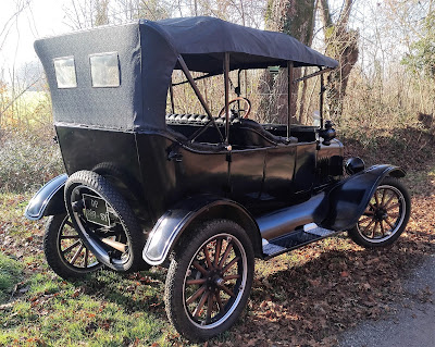Ford T Touring de 1922, cabriolet, disponible avec chauffeur pour votre mariage ou évènement. Ford T Touring de 1922, cabriolet, disponible avec chauffeur pour votre mariage ou évènement.