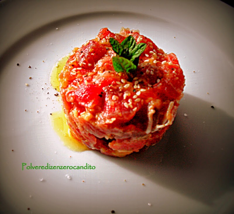 tartare di tonno con mela verde e olio di pistacchi