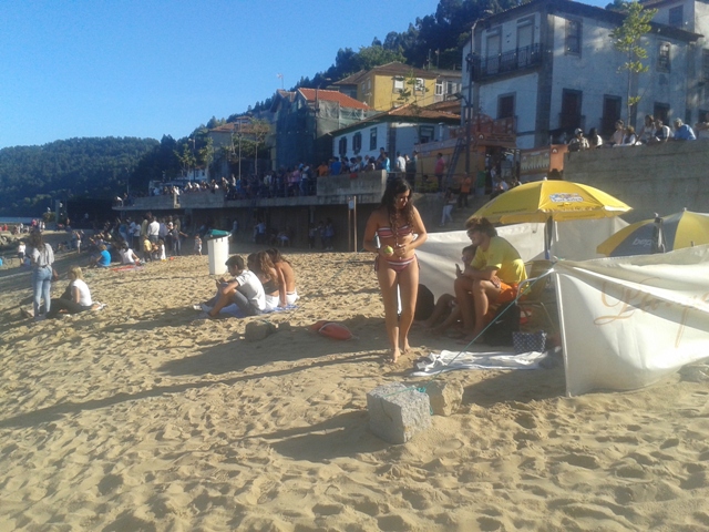 Praia de Arnelas cheia de gente Praia de Arnelas cheia de gente