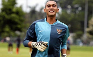 Biografi Markus Haris Maulana Pemain Bola Idola anda. Markus Haris Maulana atau yang lebih akrab disapa Markus adalah Kiper atau Penjaga Gawang no satu Timnas Indonesia. Penampilan gemilangnya bersama Timnas Indonesia di Piala AFF 2010 membuat mantan suami artis Kiki Amalia ini kian dikenal oleh rakyat Indonesia. Markus selain memiliki postur yang ideal sebagai Kiper, ia juga memiliki kesigapan atau respon yang bagus untuk menjaga gawangnya dari serangan lawan. Kiper kelahiran Pangkalan Brandan, 14 Maret 1981 silam ini kini membela klub Persib Bandung yang memiliki suporter panatik yang bernam Viking. Anda munkin belum mengetahui Profil Pemain dan Biodata dari Markus, kami akan memberikan Profil dan Biodata dari Kiper Timnas Indonesia ini. Muhammad Haris Maulana atau Markus Haris Maulana (lahir di Pangkalan Brandan, 14 Maret 1981, sebelumnya dikenal sebagai Markus Horison Ririhina) adalah seorang pemain sepak bola asal Indonesia. Posisinya adalah penjaga gawang dan tinggi badannya 186 cm. Di tingkat klub ia memperkuat Persib Bandung yang bermain di Liga Super Indonesia. Sebelumnya ia bermain untuk Arema Indonesia. Markus dikenal memiliki kelebihan dalam menghadapi umpan lambung. Ia pernah terpilih sebagai pemain terbaik turnamen Piala Emas Bang Yos pada tahun 2006. Di tingkat daerah, Markus pernah memperkuat tim Sumatera Utara pada PON XV 2000 di Jawa Timur dan PON XVI 2004 di Palembang. Di tim nasional Indonesia, Markus mengawali debutnya di turnamen internasional resmi dengan penampilan yang cemerlang saat Indonesia kalah 0-1 melawan Korea Selatan di Piala Asia 2007. Pada tanggal 27 November 2010 Markus menikahi pasangannya yang seorang artis, Kiki Amalia.
