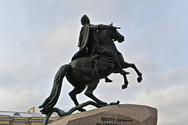 Saint Pétersbourg Le cavalier de bronze  statue de Falconet sur la place des Décembristes