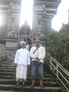 BERFOTO BERSAMA MANGKU PARMAN, PEMANGKU PURA GIRI ARJUNO, KOTA BATU MALANG, JAWA TIMUR DI CANDI BEN