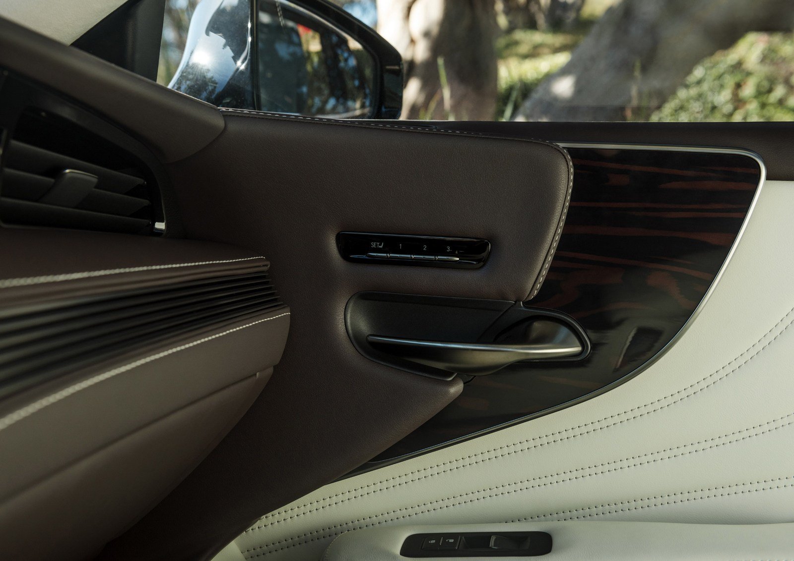 THÔNG TIN XE LEXUS LS500 và LS500 H ĐỜI MỚI NHẤT MODEL 2023.