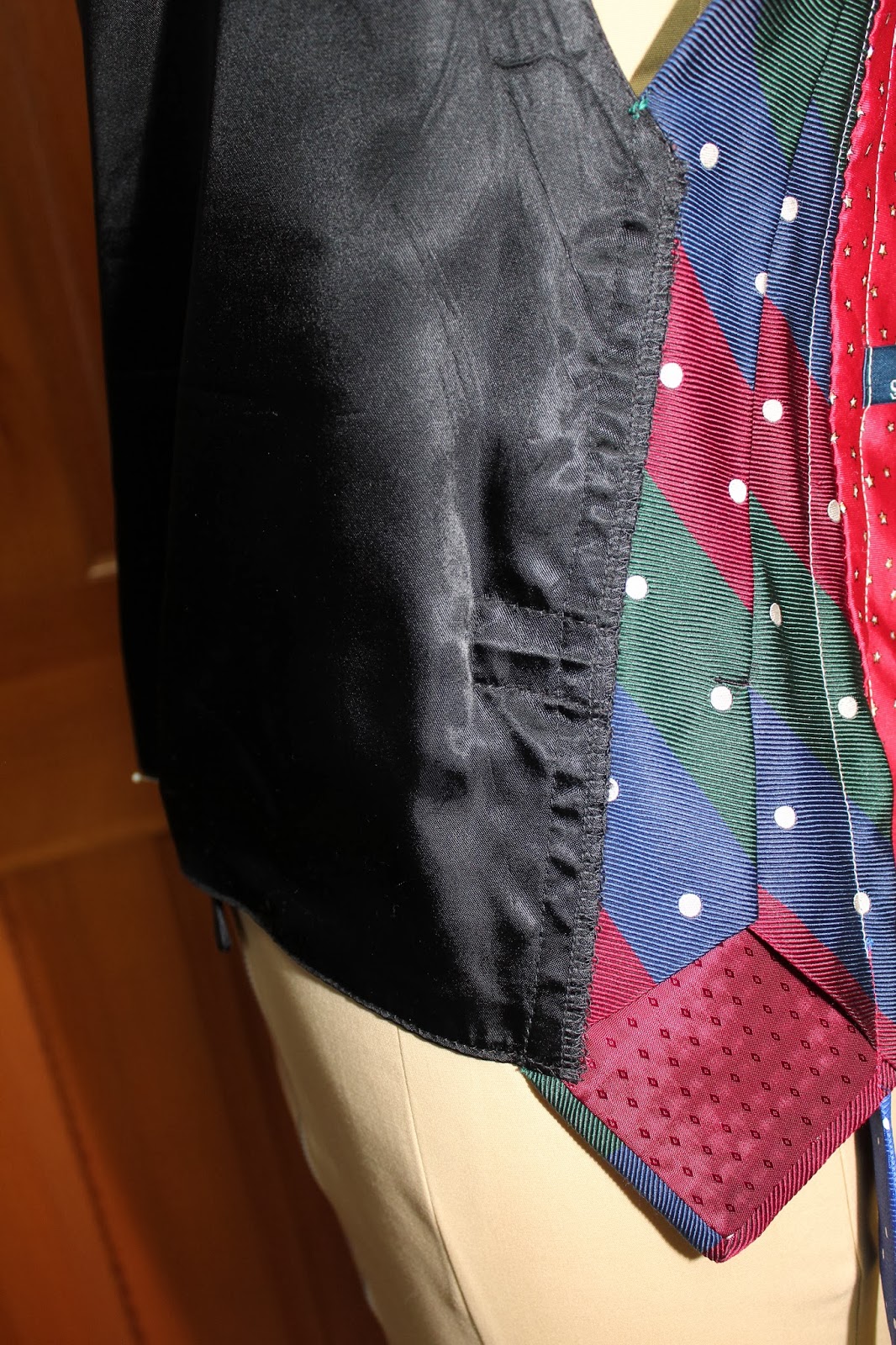 does the tie go over the vest