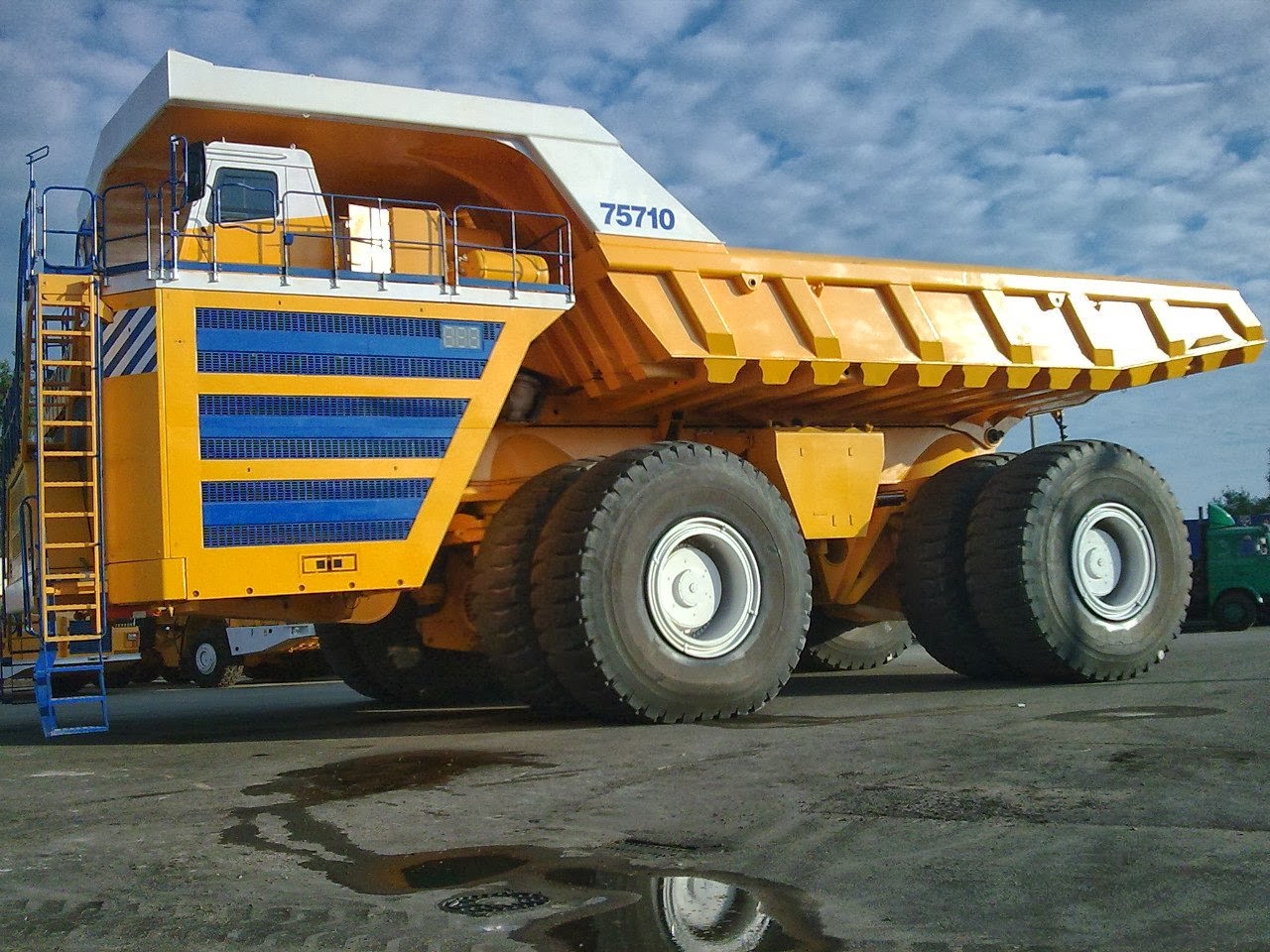 El camión más grande del mundo, el BelAZ 75710 Cosas únicas