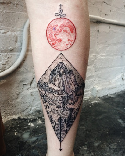 Uma lua vermelha, fica acima da vinheta de um mountainscape.