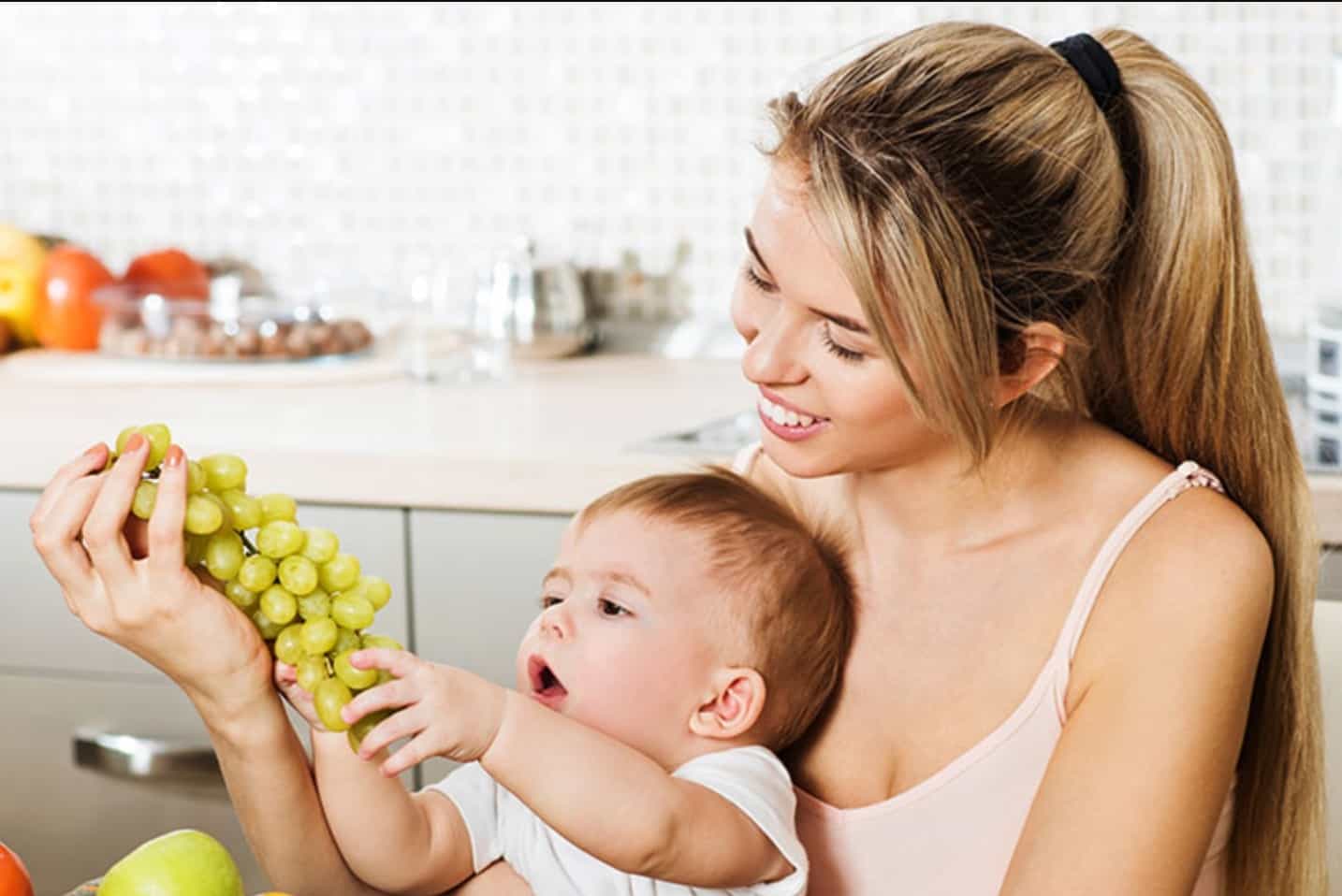 Можно вскармливании. Мама и ребенок питание. Виноград для малышей. Ребенок ест виноград. Мама кушает.