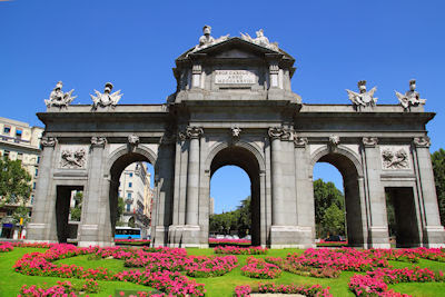 La puerta de Alcalá en la ciudad de Madrid, España.