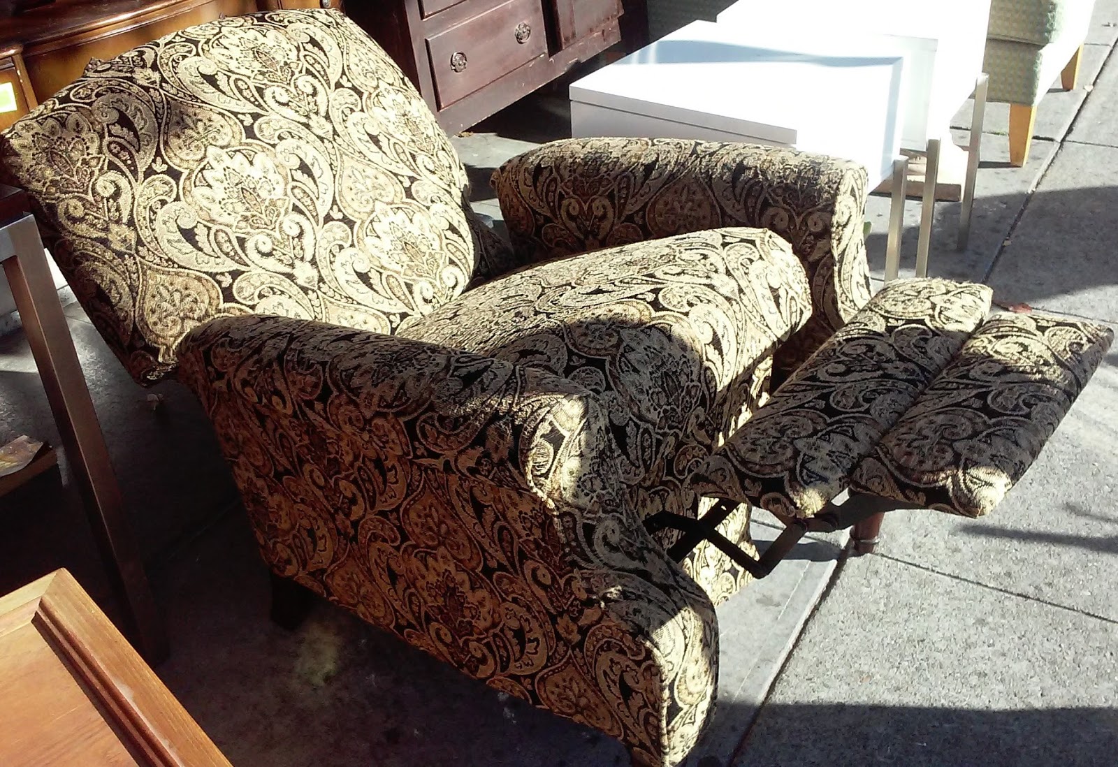 UHURU FURNITURE & COLLECTIBLES SOLD Lane Modern Paisley Recliner 125